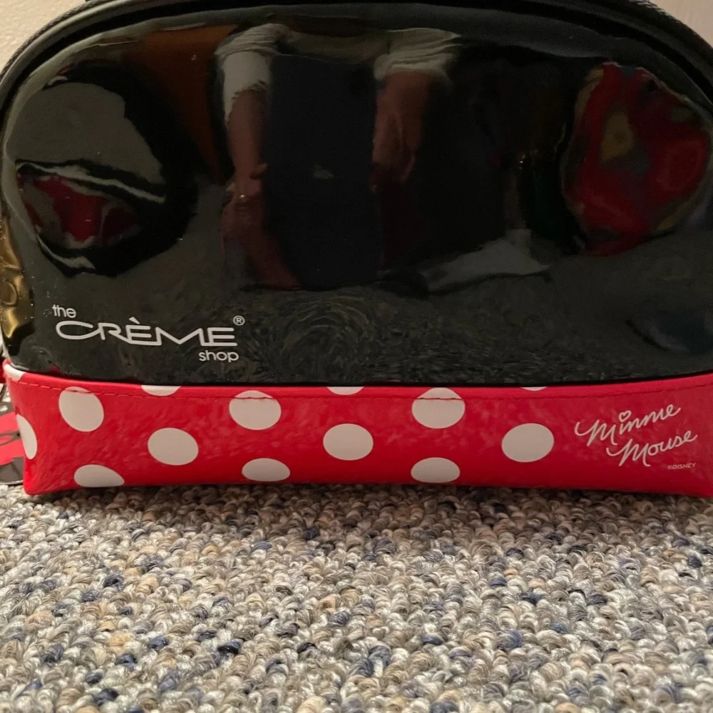 NWT … Minnie Make up bag.. (perfume NOT included) for show only…🍂🍁 - Picture 2 of 4